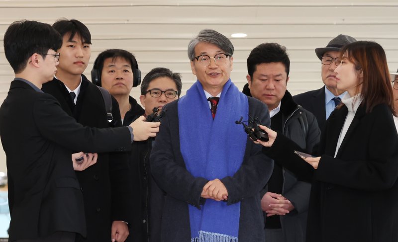 김건희 여사에게 명품 가방을 선물한 것으로 알려진 최재영 목사가 9일 오전 서울 종로구 광화문 KT 빌딩에 위치한 김건희 특검에 참고인 신분으로 출석하며 취재진 질문에 답변하고 있다. 2025.12.9/뉴스1 ⓒ News1 장수영 기자