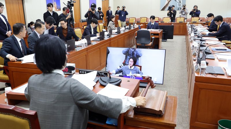 9일 국회에서 열린 국회 과학기술정보방송통신위원회 전체회의에서 최민희 위원장이 의사봉을 두드리고 있다. 연합뉴스