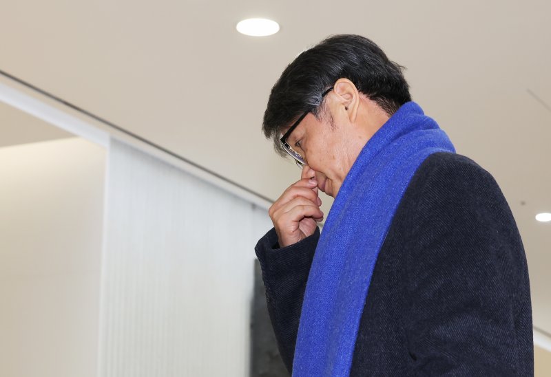 김건희 여사에게 명품 가방을 선물한 것으로 알려진 최재영 목사가 9일 오전 서울 종로구 광화문 KT 빌딩에 위치한 김건희 특검에 참고인 신분으로 출석하고 있다. 2025.12.9/뉴스1 ⓒ News1 장수영 기자