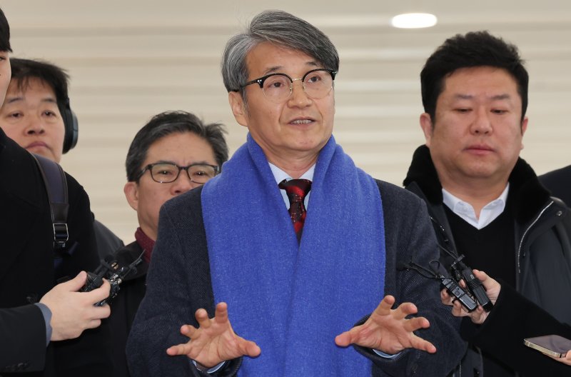 김건희 여사에게 명품 가방을 선물한 것으로 알려진 최재영 목사가 9일 오전 서울 종로구 광화문 KT 빌딩에 위치한 김건희 특검에 참고인 신분으로 출석하며 취재진 질문에 답변하고 있다. 2025.12.9/뉴스1 ⓒ News1 장수영 기자