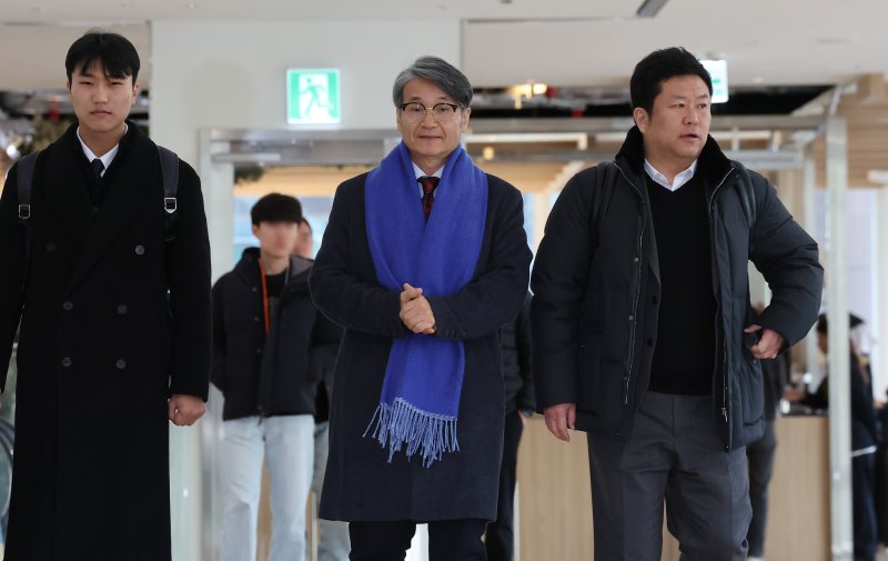 김건희 여사에게 명품 가방을 선물한 것으로 알려진 최재영 목사가 9일 오전 서울 종로구 광화문 KT 빌딩에 위치한 김건희 특검에 참고인 신분으로 출석하고 있다. 2025.12.9/뉴스1 ⓒ News1 장수영 기자