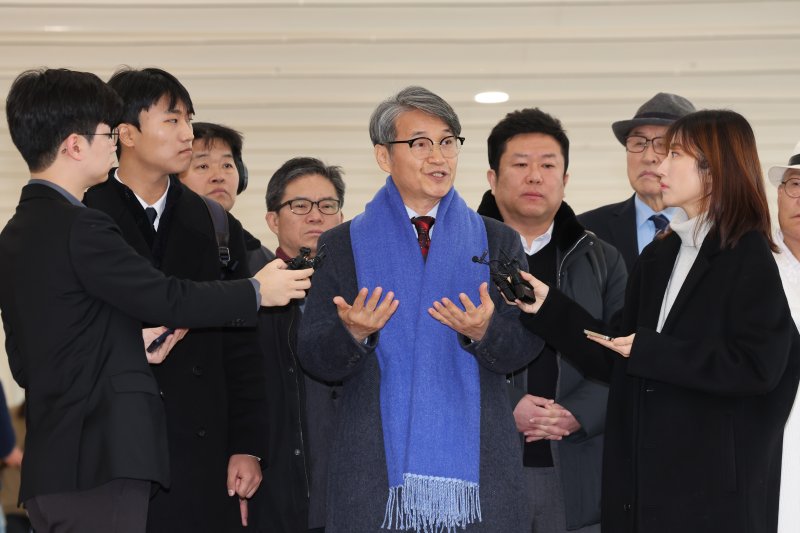 김건희 여사에게 명품 가방을 선물한 것으로 알려진 최재영 목사가 9일 오전 서울 종로구 광화문 KT 빌딩에 위치한 김건희 특검에 참고인 신분으로 출석하며 취재진 질문에 답변하고 있다. 2025.12.9/뉴스1 ⓒ News1 장수영 기자