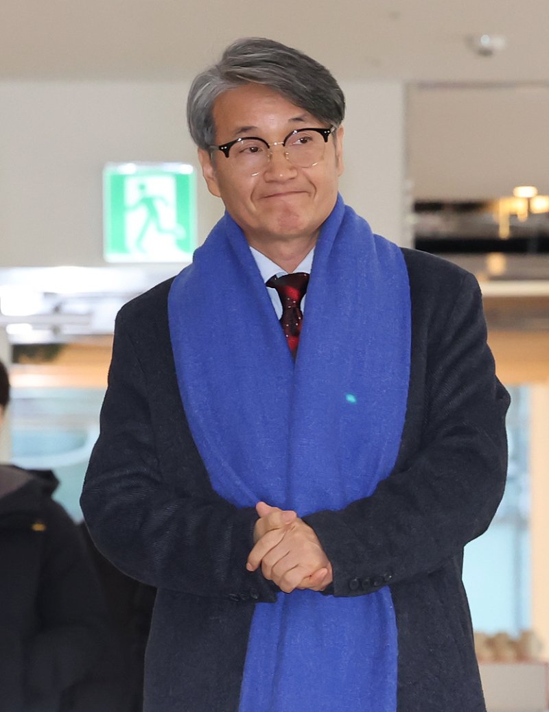 김건희 여사에게 명품 가방을 선물한 것으로 알려진 최재영 목사가 9일 오전 서울 종로구 광화문 KT 빌딩에 위치한 김건희 특검에 참고인 신분으로 출석하고 있다. 2025.12.9/뉴스1 ⓒ News1 장수영 기자