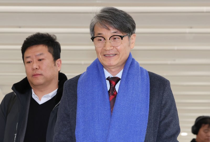 김건희 여사에게 명품 가방을 선물한 것으로 알려진 최재영 목사가 9일 오전 서울 종로구 광화문 KT 빌딩에 위치한 김건희 특검에 참고인 신분으로 출석하고 있다. 2025.12.9/뉴스1 ⓒ News1 장수영 기자