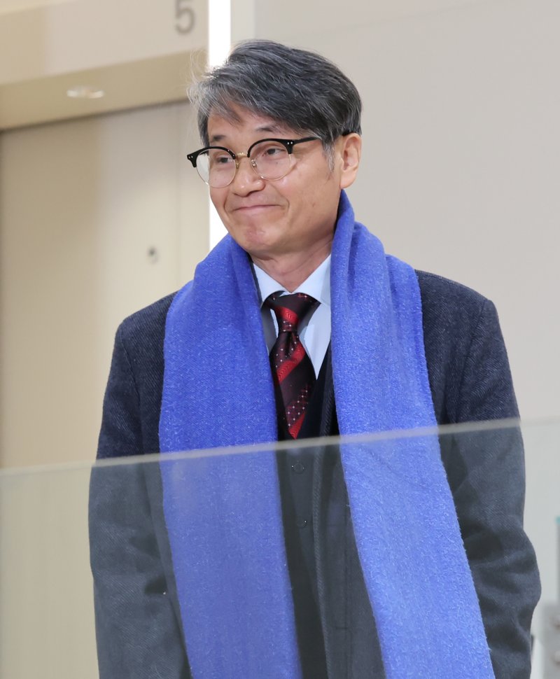 김건희 여사에게 명품 가방을 선물한 것으로 알려진 최재영 목사가 9일 오전 서울 종로구 광화문 KT 빌딩에 위치한 김건희 특검에 참고인 신분으로 출석하고 있다. 2025.12.9/뉴스1 ⓒ News1 장수영 기자