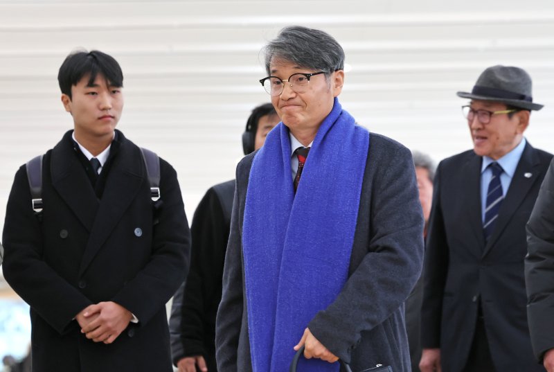 김건희 여사에게 명품 가방을 선물한 것으로 알려진 최재영 목사가 9일 오전 서울 종로구 광화문 KT 빌딩에 위치한 김건희 특검에 참고인 신분으로 출석하고 있다. 2025.12.9/뉴스1 ⓒ News1 장수영 기자