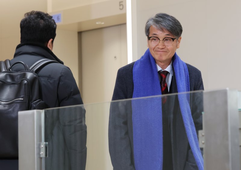 김건희 여사에게 명품 가방을 선물한 것으로 알려진 최재영 목사가 9일 오전 서울 종로구 광화문 KT 빌딩에 위치한 김건희 특검에 참고인 신분으로 출석하고 있다. 2025.12.9/뉴스1 ⓒ News1 장수영 기자