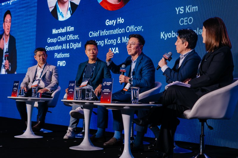 교보라이프플래닛생명 김영석 대표(가운데)가 홍콩에서 열린 아시아 최대 인슈어테크 콘퍼런스‘Insurtech insights Asia 2025' 에서 발표하는 모습/사진제공=교보라이프플래닛생명