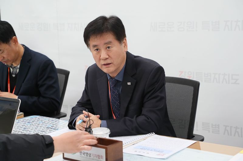 박광용 강원도 산업국장이 9일 강원도청에서 기자간담회를 갖고 내년도 첨단산업에 1조원을 투자하겠다는 계획을 밝혔다. 강원자치도 제공