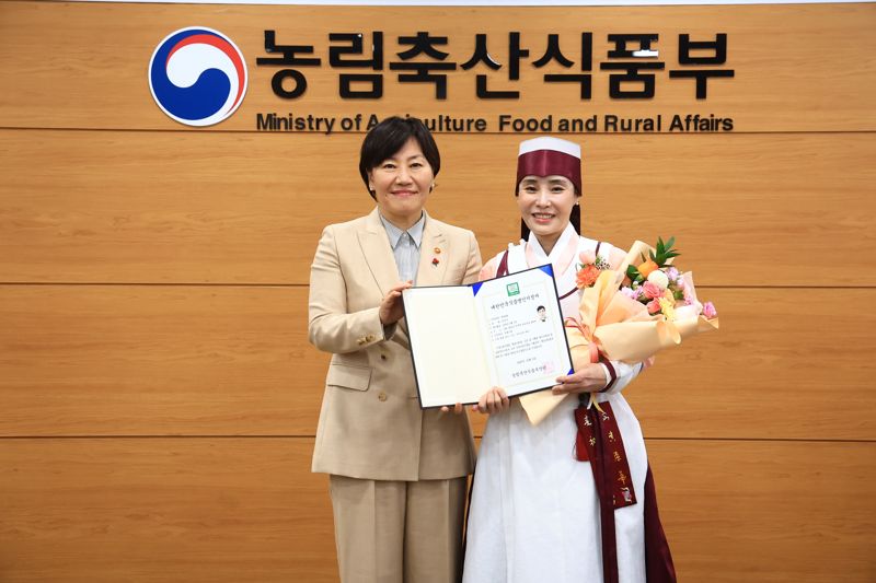 송미령 농림축산식품부 장관(사진 왼쪽)이 지난 8일 농림축산식품부 대회의실에서 평창 꽃순이(주)농업회사법인 정민서 이사에게 2025 대한민국식품명인 지정서를 수여하고 기념사진을 촬영하고 있다. 강원자치도 제공