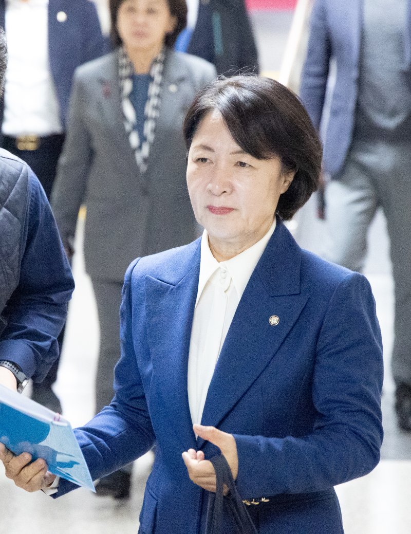 추미애 더불어민주당 의원이 8일 서울 여의도 국회에서 열린 비공개 의원총회에 참석하고 있다. /뉴스1