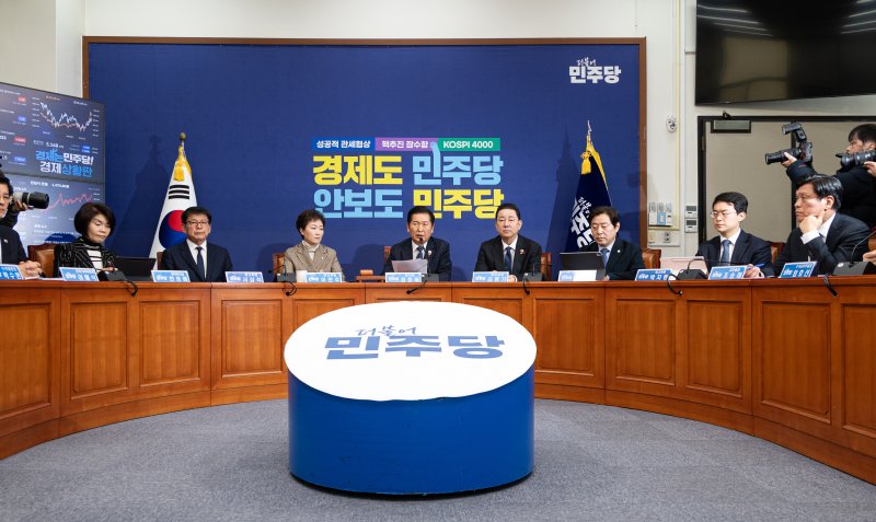 정청래 더불어민주당 대표가 8일 서울 여의도 국회에서 열린 최고위원회의에서 모두발언하고 있다. 뉴스1