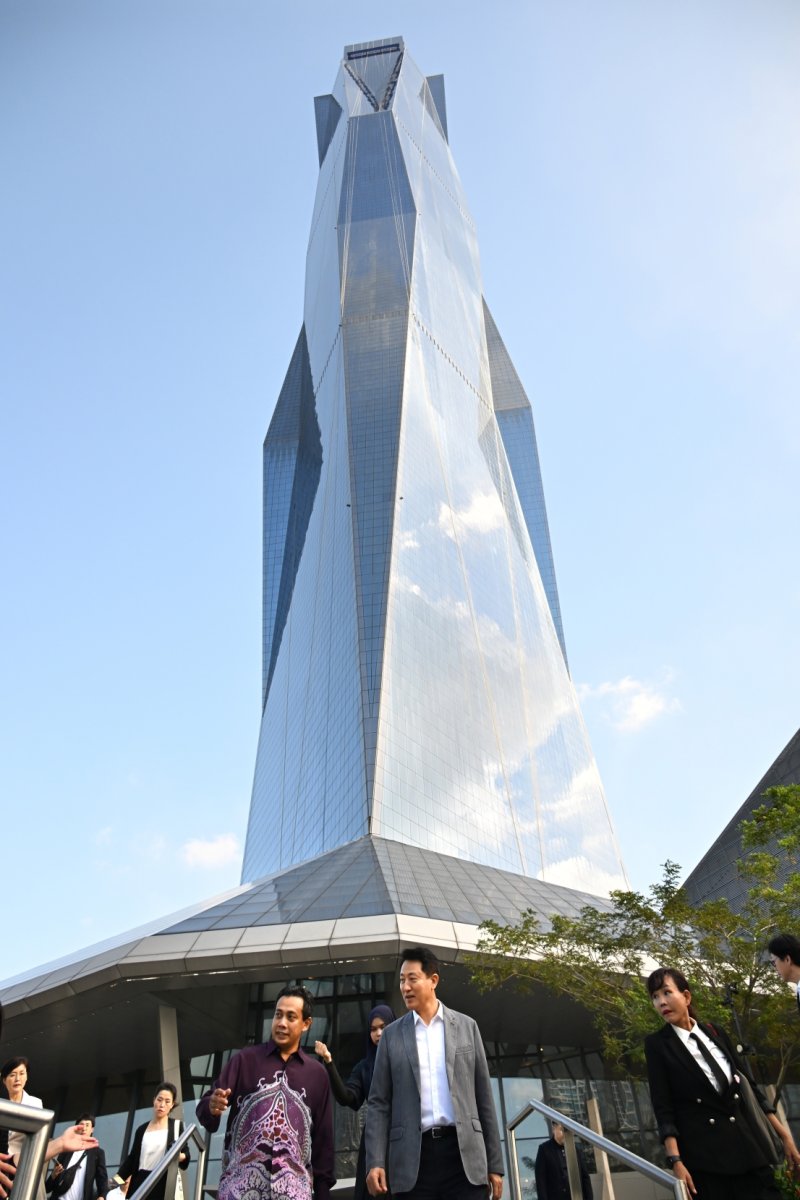 [쿠알라룸푸르 =뉴시스]7일(일) 세계에서 두 번째로 높은 건축물 쿠알라룸푸르 '메르데카118'을 찾은 오세훈 서울시장이 다토 이르 테스 이즈완 이브라힘 CEO와 함께 외관을 둘러보고 있다. 2025.12.08. (사진=서울시 제공) *재판매 및 DB 금지