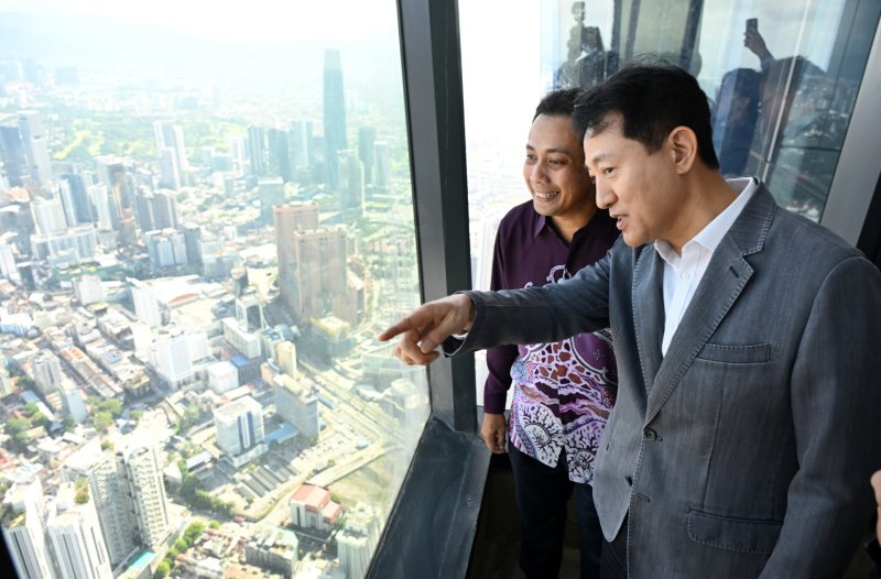 [쿠알라룸푸르 =뉴시스]7일(일) 세계에서 두 번째로 높은 건축물 쿠알라룸푸르 '메르데카118'을 찾은 오세훈 서울시장이 다토 이르 테스 이즈완 이브라힘 CEO와 함께 전망대에서 시내 전경을 내려다보고 있다.. 2025.12.08. (사진=서울시 제공) *재판매 및 DB 금지