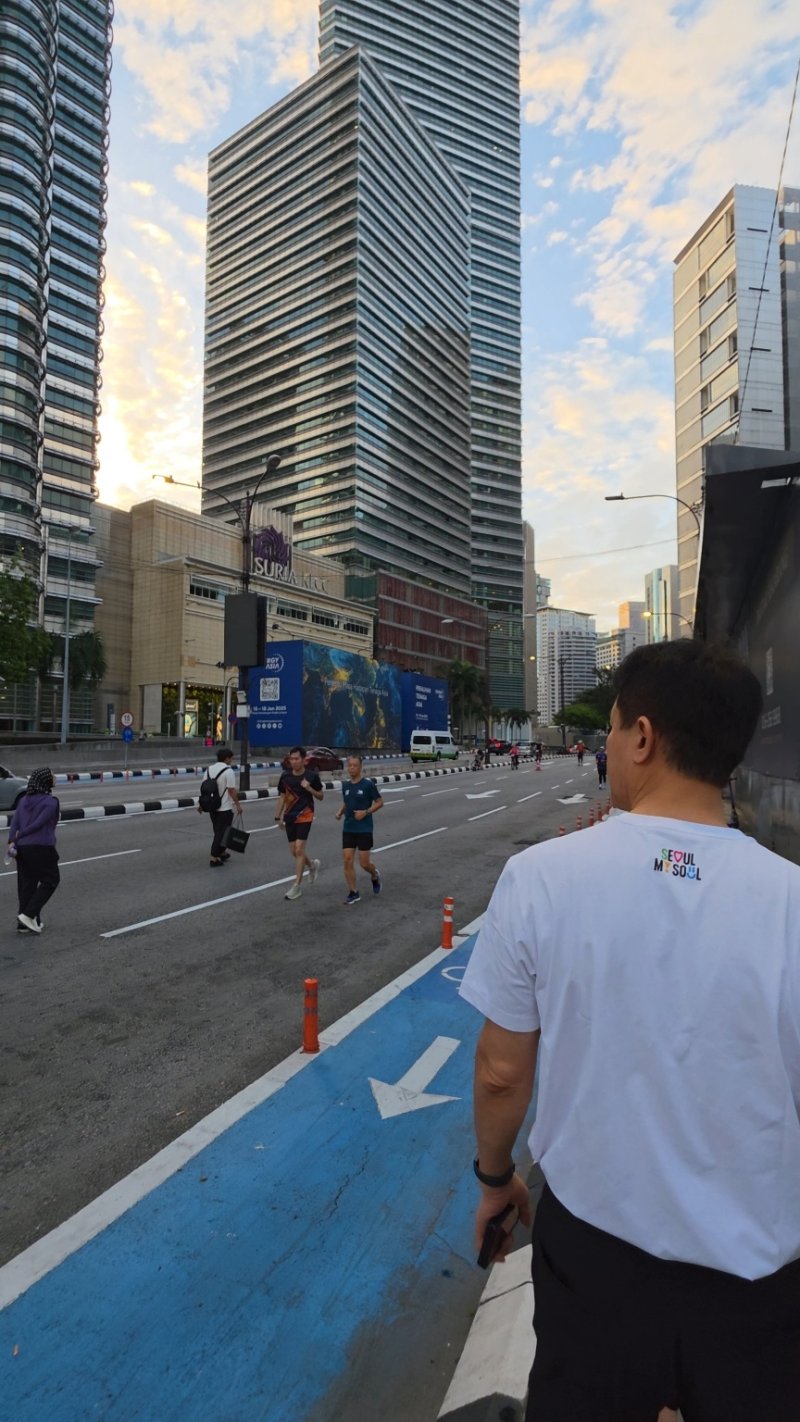 [쿠알라룸푸르 =뉴시스]오세훈 서울시장이 7일(일) 오전 쿠알라룸푸르 '카프리 모닝(KL Car-Free Morning)'이 진행되고 있는 거리를 둘러보고 있다. 2025.12.09. (사진=서울시 제공) *재판매 및 DB 금지