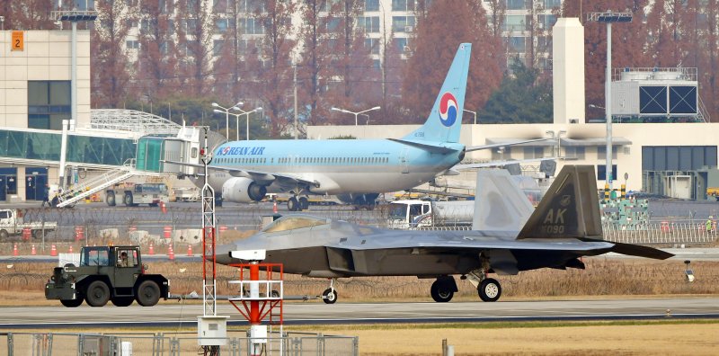 [광주=뉴시스] 광주공항 이·착륙하고 있는 민간·군 비행기. (사진=뉴시스 DB). photo@newsis.com