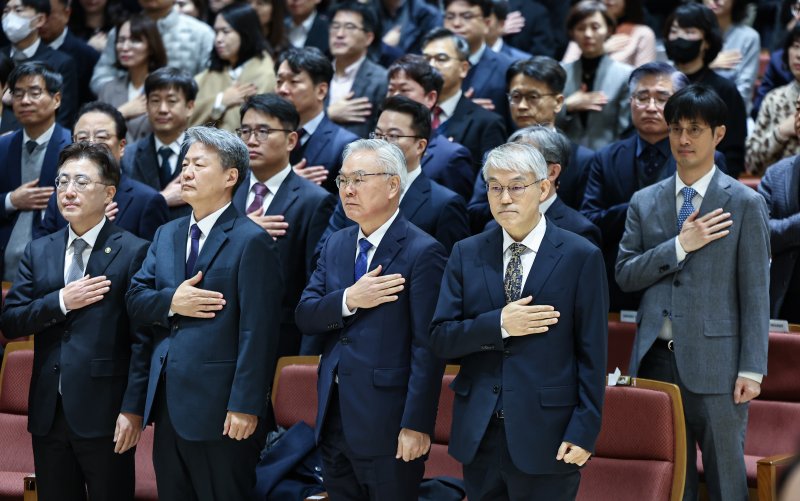 천대엽 법원행정처장을 비롯한 참석자들이 9일 서울 서초구 서울법원종합청사에서 열린 '국민을 위한 사법제도 개편 과제 공청회'에 참석해 국민의례를 하고 있다. 2025.12.9/뉴스1 ⓒ News1 김도우 기자