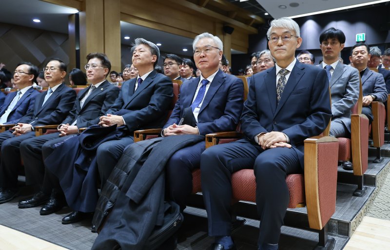 천대엽 법원행정처장을 비롯한 참석자들이 9일 서울 서초구 서울법원종합청사에서 열린 '국민을 위한 사법제도 개편 과제 공청회'에 참석해 있다. 2025.12.9/뉴스1 ⓒ News1 김도우 기자