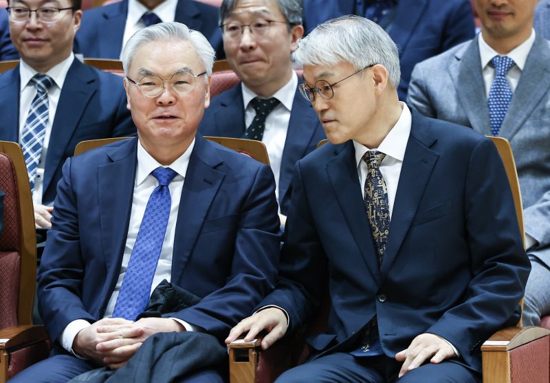 천대엽 법원행정처장을 비롯한 참석자들이 9일 서울 서초구 서울법원종합청사에서 열린 '국민을 위한 사법제도 개편 과제 공청회'에 참석해 김선수 전 대법관과 대화를 나누고 있다. 2025.12.9/뉴스1 ⓒ News1 김도우 기자