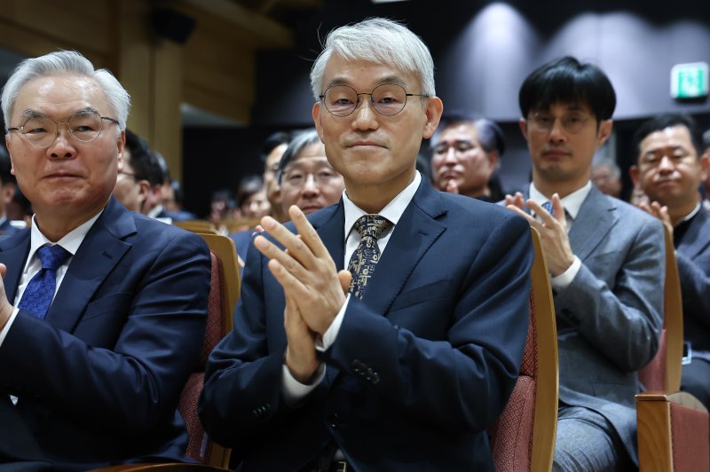 천대엽 법원행정처장이 9일 서울 서초구 서울법원종합청사에서 열린 '국민을 위한 사법제도 개편 과제 공청회'에 참석해 손뼉을 치고 있다. 2025.12.9/뉴스1 ⓒ News1 김도우 기자