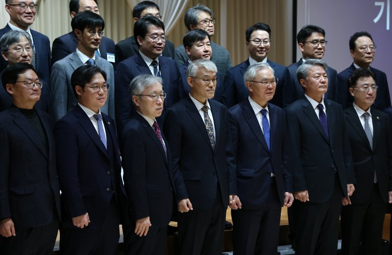 천대엽 법원행정처장을 비롯한 참석자들이 9일 서울 서초구 서울법원종합청사에서 열린 '국민을 위한 사법제도 개편 과제 공청회'에 참석해 기념촬영을 하고 있다. 2025.12.9/뉴스1 ⓒ News1 김도우 기자