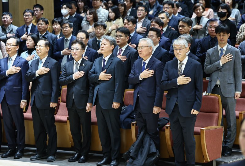 천대엽 법원행정처장을 비롯한 참석자들이 9일 서울 서초구 서울법원종합청사에서 열린 '국민을 위한 사법제도 개편 과제 공청회'에 참석해 국민의례를 하고 있다. 2025.12.9/뉴스1 ⓒ News1 김도우 기자
