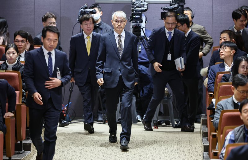 천대엽 법원행정처장을 비롯한 참석자들이 9일 서울 서초구 서울법원종합청사에서 열린 '국민을 위한 사법제도 개편 과제 공청회'에 참석하고 있다. 2025.12.9/뉴스1 ⓒ News1 김도우 기자