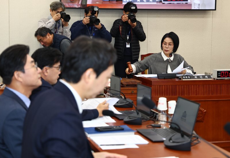 [서울=뉴시스] 김명년 기자 = 9일 오전 서울 여의도 국회에서 열린 과학기술정보방송통신위원회 전체회의에서 최민희 위원장의 의사봉을 두드리고 있다. 2025.12.09. kmn@newsis.com