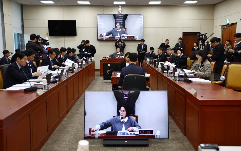 [서울=뉴시스] 김명년 기자 = 9일 오전 서울 여의도 국회에서 열린 과학기술정보방송통신위원회 전체회의에서 최민희 위원장의 의사봉을 두드리고 있다. 2025.12.09. kmn@newsis.com