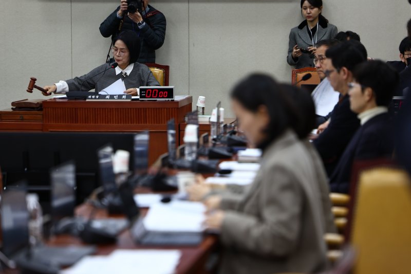 [서울=뉴시스] 김명년 기자 = 9일 오전 서울 여의도 국회에서 열린 과학기술정보방송통신위원회 전체회의에서 최민희 위원장의 의사봉을 두드리고 있다. 2025.12.09. kmn@newsis.com