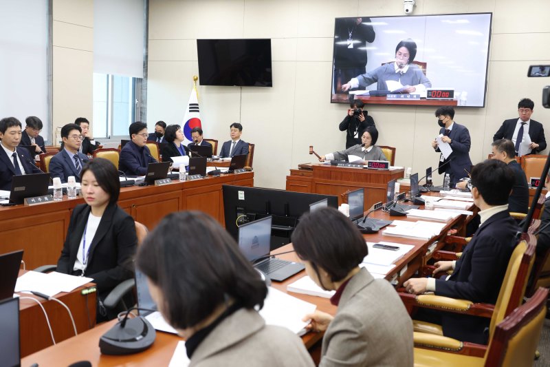 [서울=뉴시스] 조성봉 기자 = 최민희 국회 과방위원장이 9일 오전 서울 여의도 국회에서 열린 과학기술정보방송통신위원회 전체회의에서 김범석 쿠팡Inc 이사회 의장 등 쿠팡 침해사고 관련 청문회 증인 및 참고인 채택을 하고 있다. 2025.12.09. suncho21@newsis.com