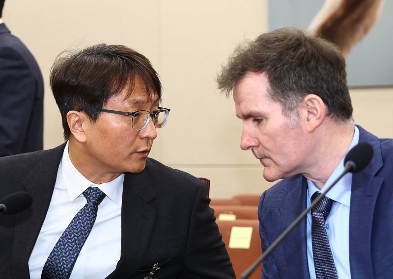 [서울=뉴시스] 김명년 기자 = 박대준 쿠팡 대표이사가 2일 오전 서울 여의도 국회 과학기술정보방송통신위원회 전체회의에서 브랜 메티스 쿠팡 정보보호최고책임자(CISO)와 대화하고 있다. 2025.12.02. kmn@newsis.com