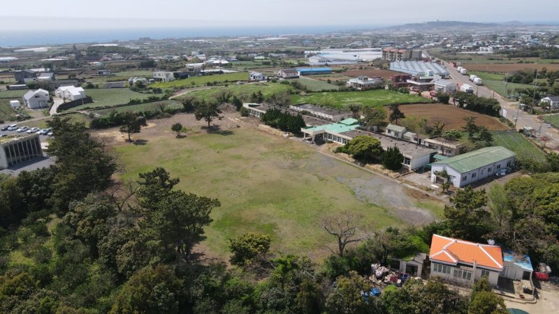 [제주=뉴시스] 서귀포시 대정읍 엣 무릉중학교 유휴 부지 전경. (사진=제주도 제공) *재판매 및 DB 금지