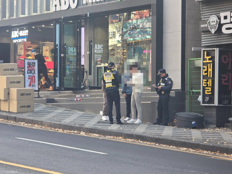[제주=뉴시스] 제주자치경찰단 기초질소 질서 위반 외국인 적발 자료사진. (사진=제주도 제공) 2025.12.09. photo@newsis.com
