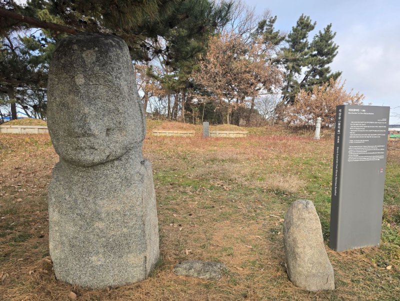 [당진=뉴시스] 보존처리 끝낸 충남 당진시 신평면 운정리 돌미륵과 명문석. (사진=당진시 제공) 2025.12.09. photo@newsis.com *재판매 및 DB 금지