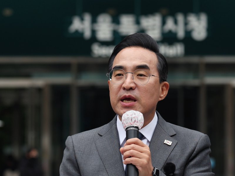 [서울=뉴시스] 김진아 기자 = 박홍근 더불어민주당 의원이 지난달 26일 서울 중구 서울시청 앞에서 내년 6월 3일 치러지는 서울시장 선거 출마 선언을 하고 있다. 2025.11.26. bluesoda@newsis.com