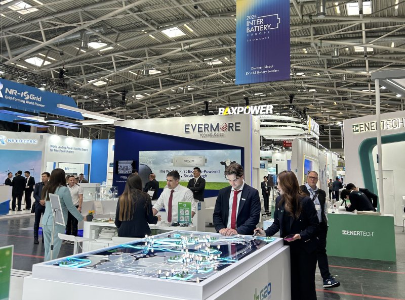 [서울=뉴시스] 홍효식 기자 = 독일 뮌헨 전시컨벤션센터에서 코엑스와 한국배터리산업협회, 코트라가 공동주최해 열린 '인터배터리 유럽 2025' 전시회에서 현지 참관객들이 전시를 관람하고 있다. (사진=코엑스 제공) 2025.05.07. photo@newsis.com *재판매 및 DB 금지