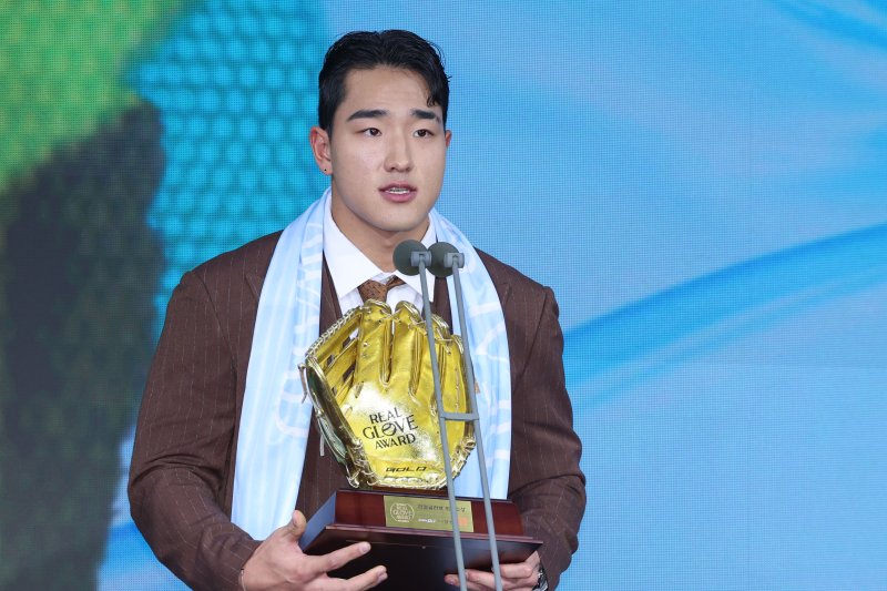 [서울=뉴시스] 권창회 기자 = 1일 서울 광진구 그랜드 워커힐 서울에서 열린 '2025 컴투스프로야구 리얼글러브 어워드'에서 외야수상을 수상한 KT위즈 안현민이 수상소감을 밝히고 있다. 리얼글러브 어워드는 한국 프로야구 선수들이 직접 투표를 통해 동료 선수들의 활약을 평가하고 각 포지션별 최고의 선수를 선정하는 국내 유일의 선수 주도형 시상식이다. 2025.12.01. kch0523@newsis.com