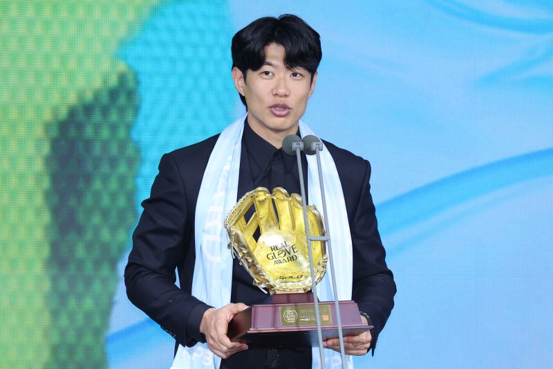 [서울=뉴시스] 권창회 기자 = 1일 서울 광진구 그랜드 워커힐 서울에서 열린 '2025 컴투스프로야구 리얼글러브 어워드'에서 3루수상을 수상한 키움 히어로즈 송성문이 수상소감을 밝히고 있다. 리얼글러브 어워드는 한국 프로야구 선수들이 직접 투표를 통해 동료 선수들의 활약을 평가하고 각 포지션별 최고의 선수를 선정하는 국내 유일의 선수 주도형 시상식이다. 2025.12.01. kch0523@newsis.com