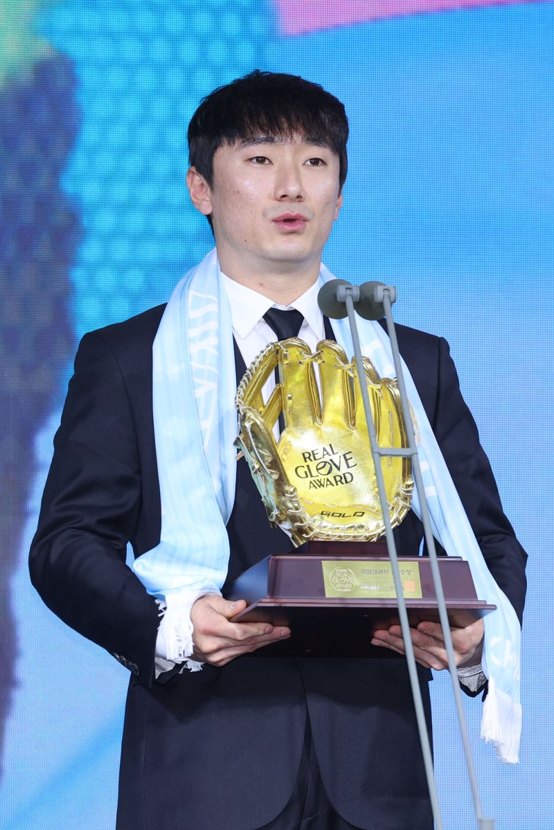 [서울=뉴시스] 권창회 기자 = 1일 서울 광진구 그랜드 워커힐 서울에서 열린 '2025 컴투스프로야구 리얼글러브 어워드'에서 2루수상을 수상한 LG트윈스 신민재가 수상소감을 밝히고 있다. 리얼글러브 어워드는 한국 프로야구 선수들이 직접 투표를 통해 동료 선수들의 활약을 평가하고 각 포지션별 최고의 선수를 선정하는 국내 유일의 선수 주도형 시상식이다. 2025.12.01. kch0523@newsis.com