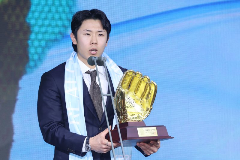 [서울=뉴시스] 권창회 기자 = 1일 서울 광진구 그랜드 워커힐 서울에서 열린 '2025 컴투스프로야구 리얼글러브 어워드'에서 외야수상을 수상한 삼성라이온즈 김성윤이 수상소감을 밝히고 있다. 리얼글러브 어워드는 한국 프로야구 선수들이 직접 투표를 통해 동료 선수들의 활약을 평가하고 각 포지션별 최고의 선수를 선정하는 국내 유일의 선수 주도형 시상식이다. 2025.12.01. kch0523@newsis.com