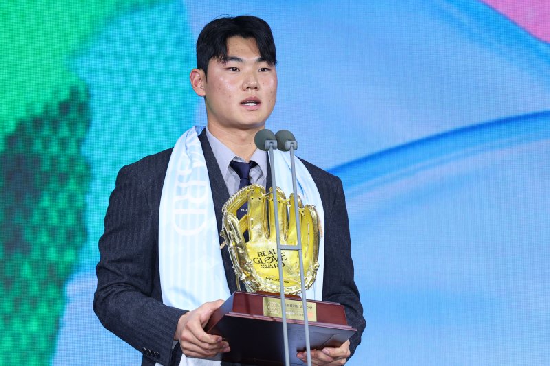 [서울=뉴시스] 권창회 기자 = 1일 서울 광진구 그랜드 워커힐 서울에서 열린 '2025 컴투스프로야구 리얼글러브 어워드'에서 유격수상을 수상한 NC다이노스 김주원이 수상소감을 밝히고 있다. 리얼글러브 어워드는 한국 프로야구 선수들이 직접 투표를 통해 동료 선수들의 활약을 평가하고 각 포지션별 최고의 선수를 선정하는 국내 유일의 선수 주도형 시상식이다. 2025.12.01. kch0523@newsis.com