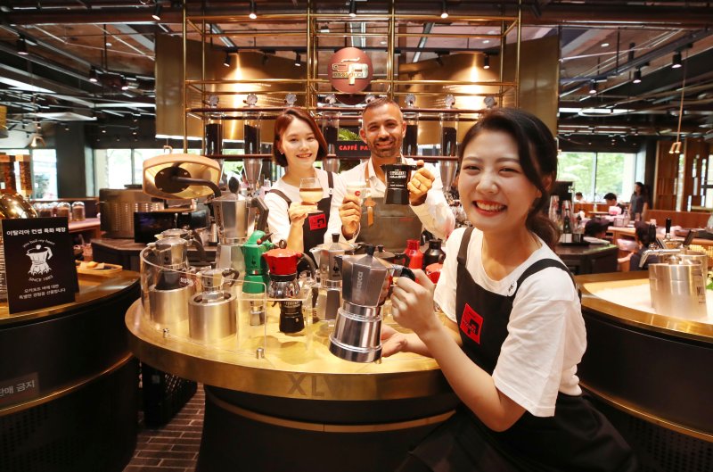 【서울=뉴시스】김진아 기자 = SPC그룹이 운영하는 이탈리아 커피전문점 파스쿠찌가 11일 오전 서울 강남구 역삼동에 이탈리아 콘셉트 특화 매장을 개점, 수석 바리스타 '에디(Eddy Righi)'와 직원들이 모카포트 바에서 내린 커피를 선보이고 있다. 정통 이탈리아 커피 브랜드 이미지를 더 강화하기 위해 매장 내에 '모카포트 바'를 별도로 운영하고, 이탈리아식 푸드 메뉴를 갖춘 것이 특징이다. 2019.06.11. bluesoda@newsis.com