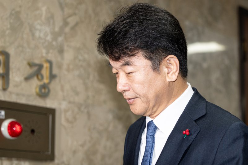 문진석 더불어민주당 원내수석부대표가 지난 8일 서울 여의도 국회에서 열린 비공개 의원총회에 참석하고 있다. 2025.12.8/뉴스1 ⓒ News1 이승배 기자