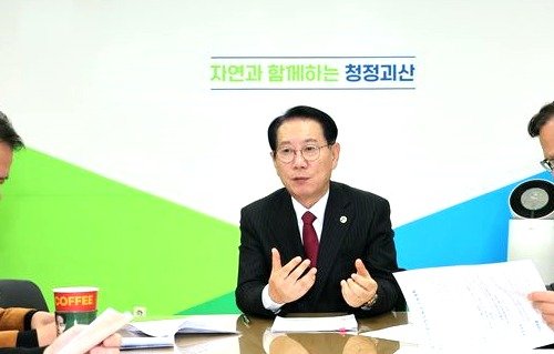 지난 8일 송인헌 괴산군수가 민생안정지원금 지급 계획을 발표하고 있다.(괴산군 제공. 재판매 및 DB금지)/뉴스1