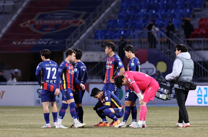 8일 오후 경기 수원시 장안구 수원종합경기장에서 열린 하나은행 K리그 승강 플레이오프(PO) 2차전 수원FC와 부천FC의 경기, 부천FC에 2대 3으로 패하며 강등을 확정지은 수원FC 선수들이 아쉬움을 삼키고 있다. 2025.12.8/뉴스1 ⓒ News1 구윤성 기자