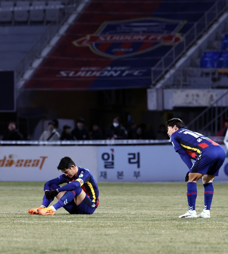 8일 오후 경기 수원시 장안구 수원종합경기장에서 열린 하나은행 K리그 승강 플레이오프(PO) 2차전 수원FC와 부천FC의 경기, 부천FC에 2대 3으로 패하며 강등을 확정 지은 수원FC 이용, 윤빛가람이 아쉬움을 삼키고 있다. 2025.12.8/뉴스1 ⓒ News1 구윤성 기자