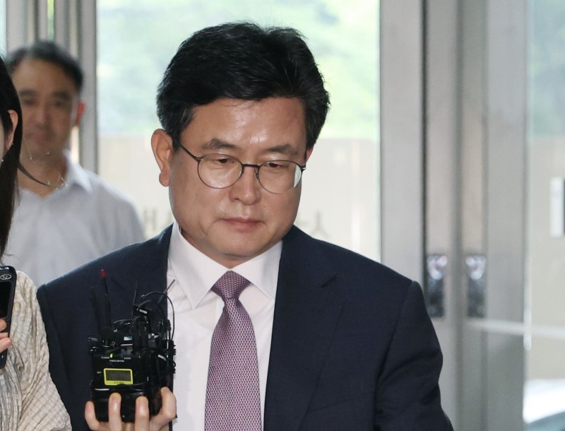 [서울=뉴시스] 김진아 기자 = 강의구 전 대통령비서실 부속실장이 16일 서울 서초구 순직해병 특검 사무실에 참고인 신분으로 출석하고 있다. 2025.07.16. bluesoda@newsis.com