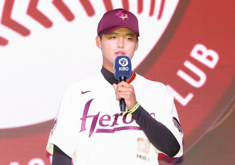 [서울=뉴시스] 황준선 기자 = 17일 오후 서울 송파구 롯데호텔월드에서 열린 2026 KBO 신인 드래프트에서 키움 히어로즈 1라운드 지명된 북일고 박준현이 소감을 밝히고 있다. 2025.09.17. hwang@newsis.com