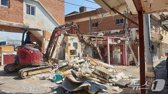 경기 파주시가 연풍리 성매매집결지 내 불법 건축물에 대한 강제 철거를 진행하고 있다. (파주시 제공, 재판매 및 DB금지)
